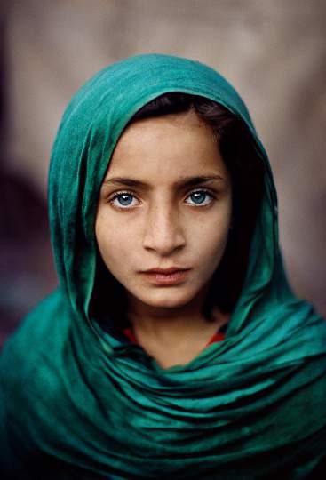 Steve McCurry "Mädchen mit grünem Schal", Peschawar, Pakistan 2002