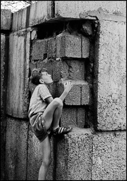 Thomas Hoepker "Junge am Hochklettern der Mauer", Berlin, 1963