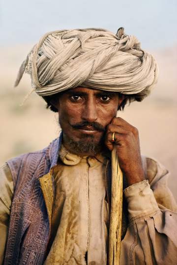 Steve McCurry "Bauer mit goldenem Ring, Dera Bugti", Belutschistan, Pakistan 1980