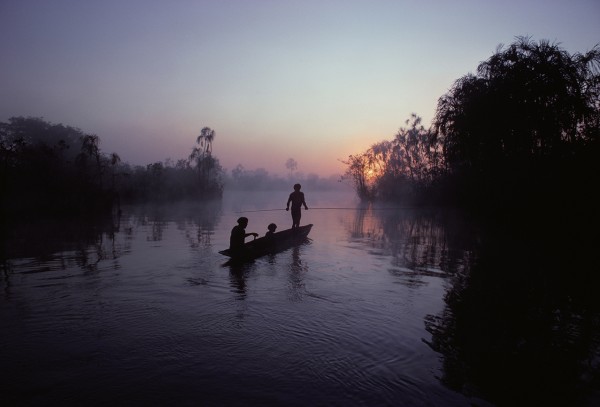 Michael Friedel "The Yawalapiti. Sunrise on the Tuatuari river. Spear-fishers, in search of promisin