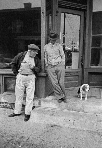 Thomas Hoepker "Zwei Männer mit Hund in einer ländlichen Kleinstadt", Iowa, USA, 1963