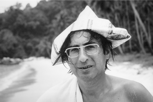 Michael Friedel "Peter Rühmkorff, Sonnenschutz am Strand von Penang", Malaysia, 1975