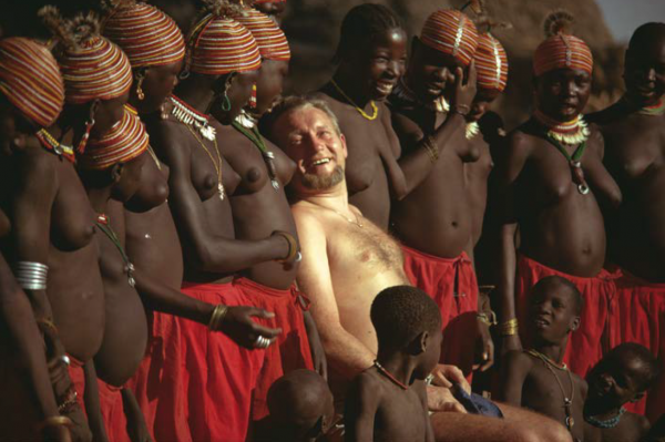 Michael Friedel "Deutscher Tourist posiert mit 40 Häuptlingsfrauen, Ouijila-Stamm, Nordkamerun, 1975''