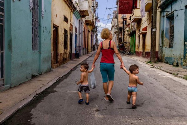 Steve McCurry "Frau mit Zwillingen", Havanna, Kuba 2019