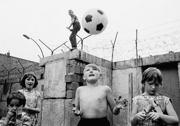 Thomas Hoepker "Spielende Kinder an der Mauer", West-Berlin, DDR, 1963