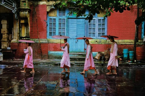 Steve McCurry "Buddhistische Nonnen sammeln Almosen und Essen", Rangoon, Myanmar 1994