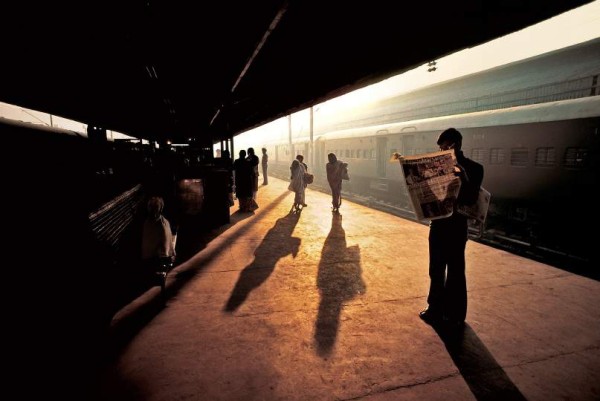 Steve McCurry "Ungewöhnliche Ruhe am Bahnhof in Old Delhi", Indien 1983