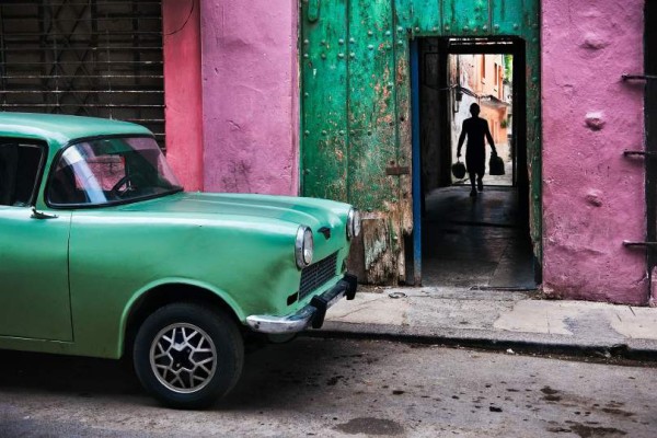 Steve McCurry "Mann in einem Durchgang", Havanna, Kuba 2010