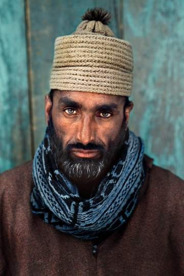 Steve McCurry "Porträt eines Mannes mit blauem Schal", Gulmarg, Kaschmir 1999