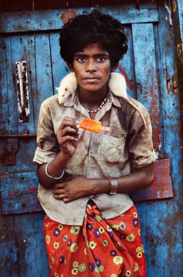 Steve McCurry "Kind mit Ratten", Chennai, Indien 1996