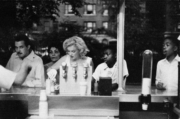 Sam Shaw "Marilyn Monroe im Restaurant, Filmszene", 1973