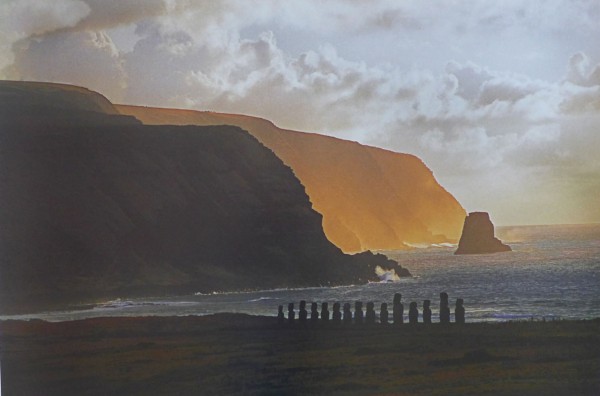 Thomas Hoepker "Moais, monolithische Statuen in der Tongariki Bay", Osterinseln, 2003