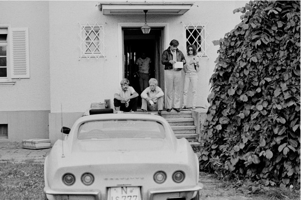 Michael Friedel "R.W.F. mit Ingrid Caven Eingang", Alte Villa in Feldkirchen, München 1970