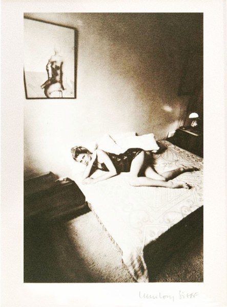 Jean-Loup Sieff, "Mädchen auf Bett", 1983