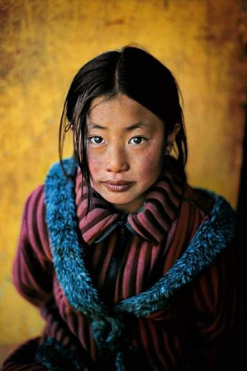 Steve McCurry "Mädchen in chinesichem Mantel", Xigaze, Tibet 2001