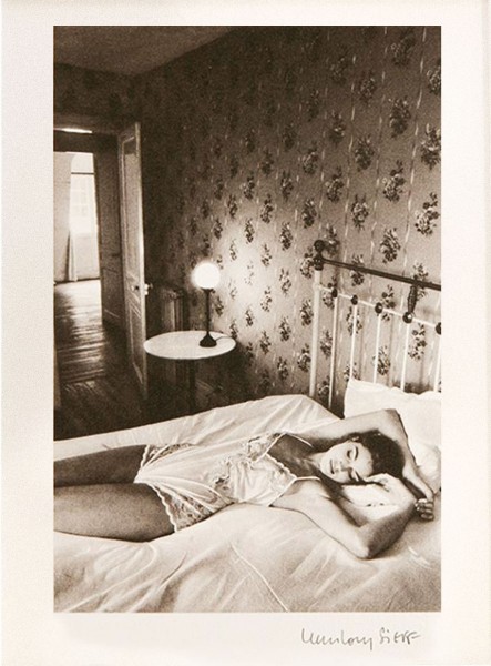 Jean-Loup Sieff "Mädchen auf Bett", 1983
