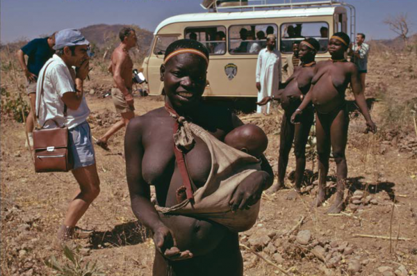 Michael Friedel "Touristen Rundreise, Busensafari, nackte Afrikaner", Nordkamerun, 1975