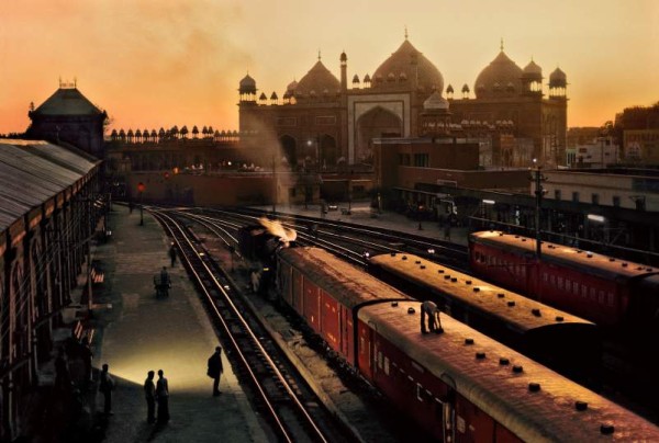 Steve McCurry "Bahnhof Agra Fort", Uttar Pradesh, Indien 1983