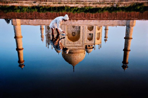 Steve McCurry "Reflektion des Taj Mahal, Agra", Uttar Pradesh, Indien 1999