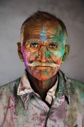 Steve McCurry "Mit Puder bedeckter Mann beim Holi-Fest", Indien 2009