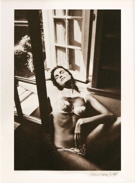 Jean-Loup Sieff "Mädchen am Fenster, sonnend", 1983