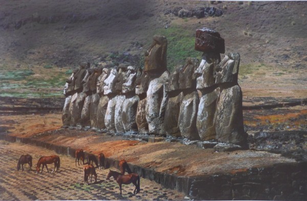Thomas Hoepker "Die 15 Moais auf der Ahu Anlage Tongariki", Osterinseln, 2003
