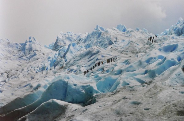 Thomas Hoepker "Touristen auf einem "Mini Trekking" Pfad auf dem Moreno Glacier", Patagonien, Argent