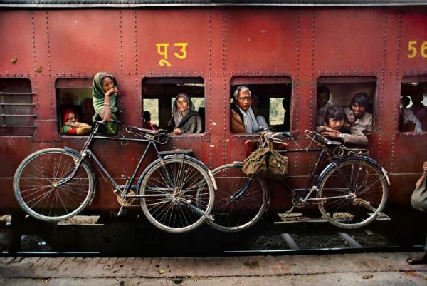 Steve McCurry "Fahrräder am Zug", Westbengalen, Indien 1983