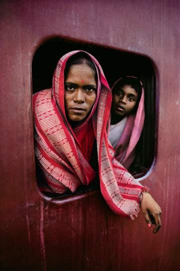 Steve McCurry "Frau und Kind im Howrah-Postzug auf dem Weg nach Kolkata", Westbengalen, Indien 1982