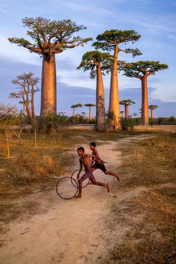 Steve McCurry "Jungs spielen mit Reifen", Morondava, Madagaskar 2019