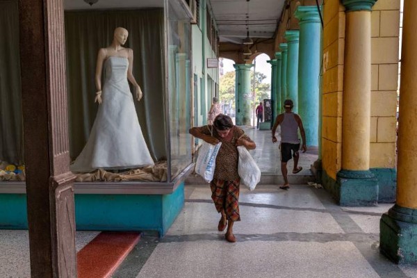 Steve McCurry "Frau vor einem Brautmodengeschäft", Havanna, Kuba 2019