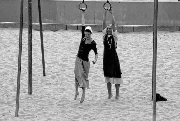 Manfred Baumann "2 amish girls, Venice Beach", 2013
