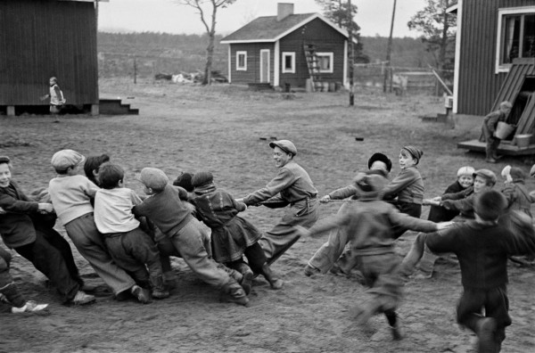 Werner Bischof "Schüler einer Landschule im Dorf Naarva während ihrer Pause", Finnland, 1948