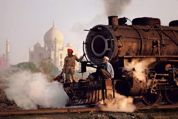 Steve McCurry "Taj Mahal und Dampflokomotive", Agra, Uttar Pradesh, Indien 1983