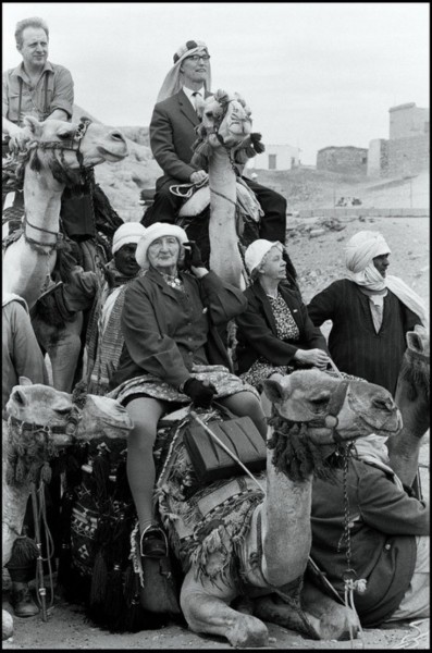 Thomas Hoepker "Eine norwegische Touristengruppe auf Kamelen nahe den Gizeh Pyramiden", Ägypten, 196